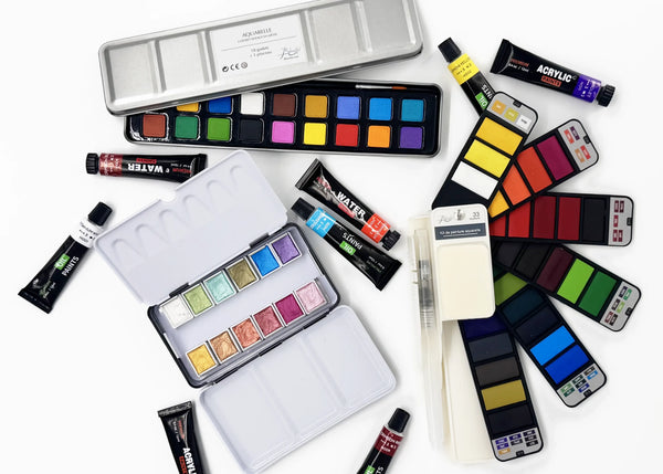 Tubes et godets de peinture, pinceaux...